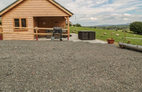 Builth Wells House | LUNDY LODGE - BEGWYNS VIEW, pet friendly, with hot tub in Hay-On-Wye