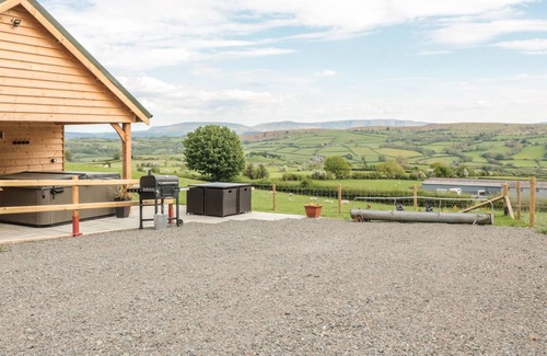 Builth Wells House | LUNDY LODGE - BEGWYNS VIEW, pet friendly, with hot tub in Hay-On-Wye