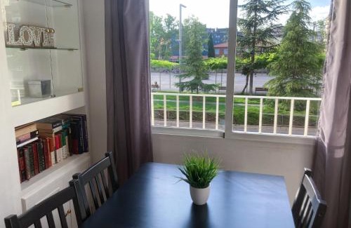 Cervantes Apartment | Luninoso y práctico apartamento en el centro con amplio parking incluido