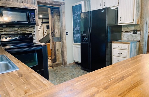 Scottsboro House | LUNKER BUNKER – Fisherman’s Retreat with Boat Parking, Game Room & Lake Views