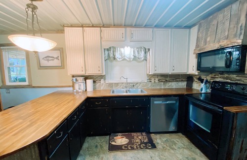 Scottsboro House | LUNKER BUNKER – Fisherman’s Retreat with Boat Parking, Game Room & Lake Views