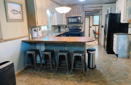 Scottsboro House | LUNKER BUNKER – Fisherman’s Retreat with Boat Parking, Game Room & Lake Views