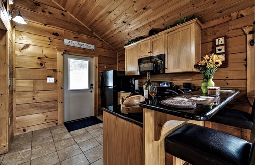 Stanley Cabin | LURAY Couples Mountain Log Cabin #10 Fireplace Hot Tub Near Shenandoah Park