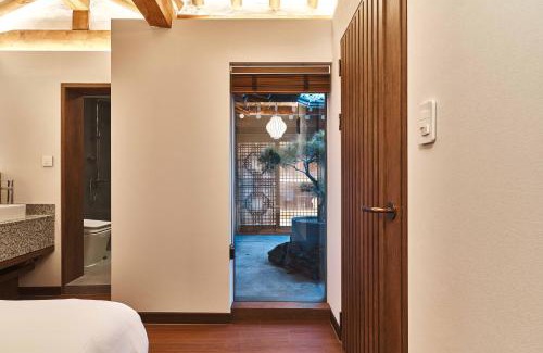 Gahoe-dong Apartment | Lurury Hanok Stay Reflection