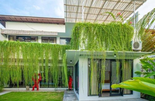 Batu Bolong Villa | Lush 3 BR enclose living room next to Canggu beach