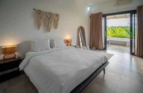 Batu Bolong Villa | Lush 3 BR enclose living room next to Canggu beach