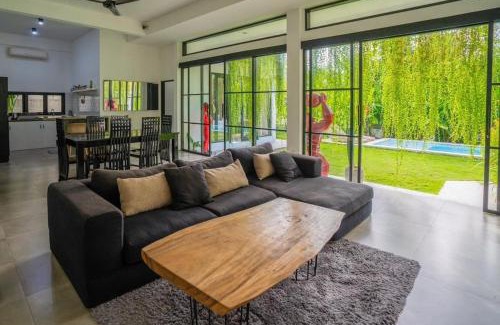 Batu Bolong Villa | Lush 3 BR enclose living room next to Canggu beach