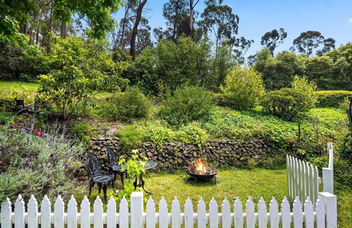 Colo Vale Apartment | Lush and Charming Country Escape, Stunning Gardens