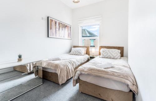 Newport Apartment | Lush apartments, Pool Table, Netflix, Parking, Long Term Discounts