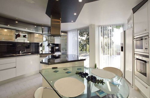 Mandelieu-La-Napoule Villa | Lush designed villa with sea views