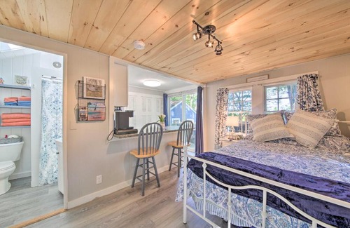 Edgecomb Apartment | Lush Edgecomb Studio Cottage with Fire Table!