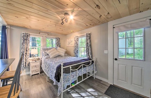 Edgecomb Apartment | Lush Edgecomb Studio Cottage with Fire Table!
