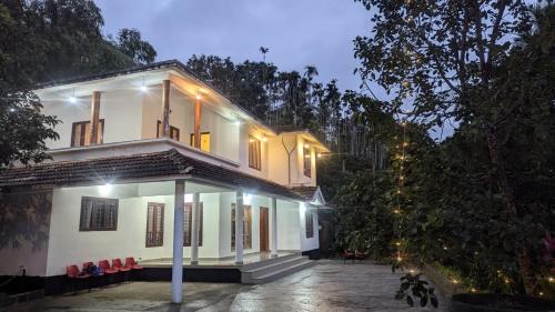 Sulthan Bathery Villa | Lush Lagoon Homestay