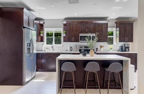 Biscayne Park Villa | Lush Luxury Marvel in Miami w/Pool&Bbq