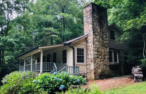 Mirror Lake House | Lush Mirror Lake Cottage Rental with Private Deck