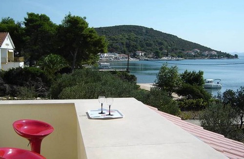 Molat Apartment | Lush studio apartment by the beach