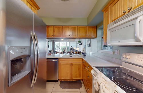 Waikoloa Condo | Lush tropic stay with a lanai, washer/dryer, shared pool, hot tub, & game room