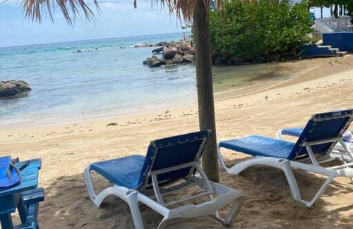 Runaway Bay Apartment | Lush Tropical apartment located in a 4-star resort