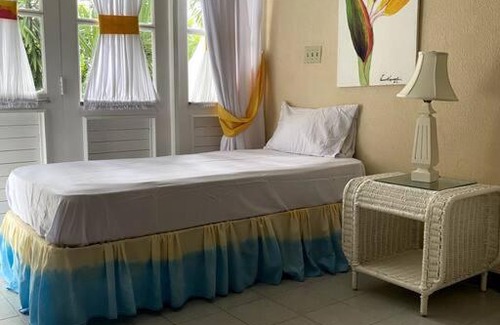 Runaway Bay Apartment | Lush Tropical apartment located in a 4-star resort
