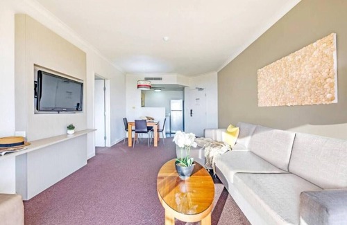 Darwin City Centre Apartment | Lush Vista Poolside Living on Esplanade w Balcony
