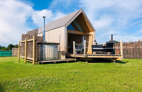 Brightlingsea Cabin | Lushna Mezzannine at Lee Wick Farm - 3 adults max or 2 adults & 3 kids