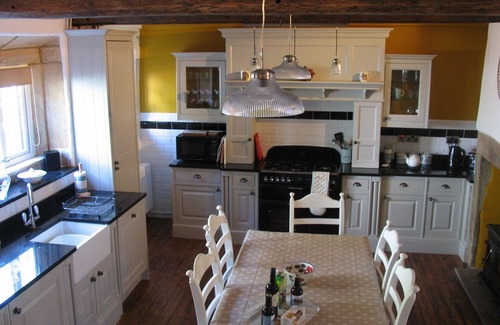 Kildwick Cottage | LUTINBELL COTTAGE with direct access to the Leeds Liverpool Canal