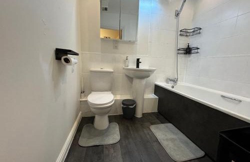 Broxbourne House | Lux 1 bedroom and a private bathroom in a shared flat with free parking and Netflix