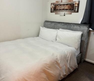 Broxbourne House | Lux 1 bedroom and a private bathroom in a shared flat with free parking and Netflix
