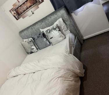 Broxbourne House | Lux 1 bedroom and a private bathroom in a shared flat with free parking and Netflix