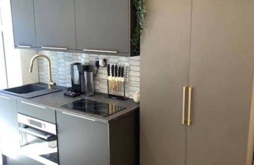 Salford Apartment | Lux 1B Studio Salford nr Salf Royal, McrCC, Coop Live, RHS, Old Traff, SalfQuays