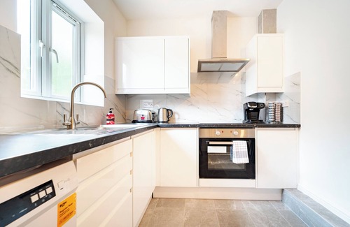 Luton Apartment | LUX 2BDR Flat By Luton Station/Airport/City Centre - 30min to Kings X St Pancras