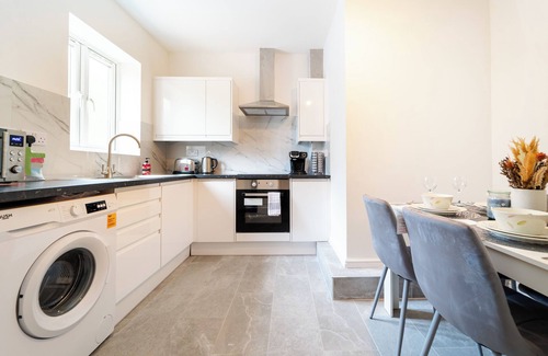 Luton Apartment | LUX 2BDR Flat By Luton Station/Airport/City Centre - 30min to Kings X St Pancras