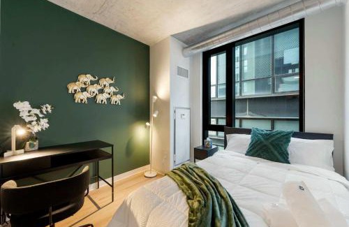 The Loop Apartment | Lux 3 Bed 3 Bath High Rise with Gym & Amenities