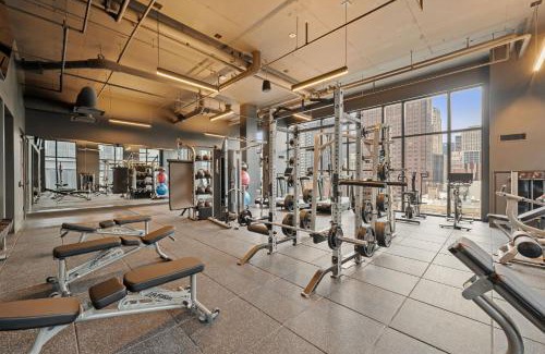 The Loop Apartment | Lux 3 Bed 3 Bath High Rise with Gym & Amenities