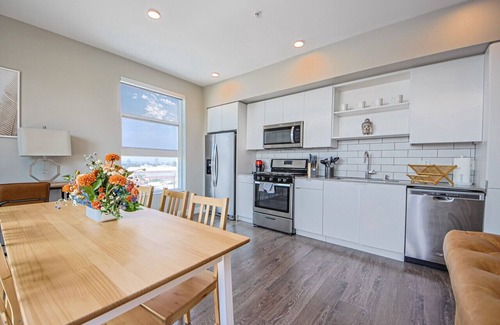 Carthay Circle Apartment | Lux 3 Bedroom in Hollywood w/Parking & Balcony!