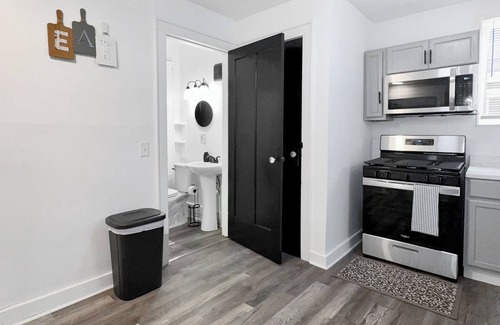 Rochester House | Lux 3BRKing Bed Parking Near UofR & Airport 1.5 BA