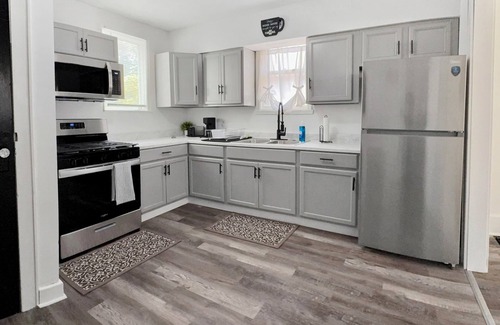 Rochester House | Lux 3BRKing Bed Parking Near UofR & Airport 1.5 BA
