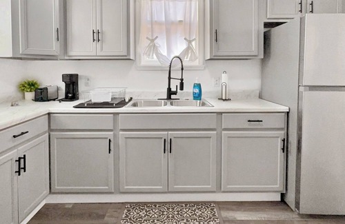 Rochester House | Lux 3BRKing Bed Parking Near UofR & Airport 1.5 BA