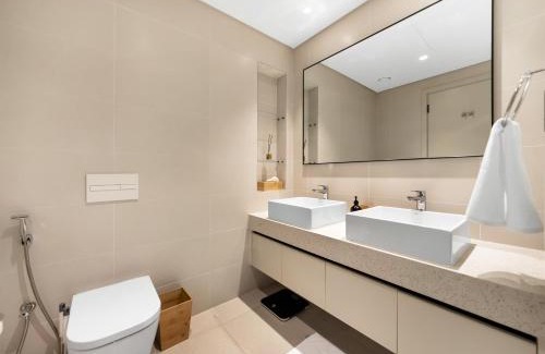 Dubai Marina Apartment | Lux 4 Bed with Views overlooking Private Beach