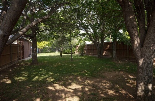 Amarillo House | LUX 4BR: Movie Room, Pool table bathtub, 3 Car Gar