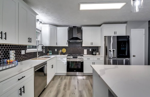 Johns Creek House | Lux 4BR Retreat: 86" Smart TV, 3BT, Deck & Grill in Alpharetta
