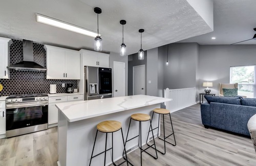 Johns Creek House | Lux 4BR Retreat: 86" Smart TV, 3BT, Deck & Grill in Alpharetta