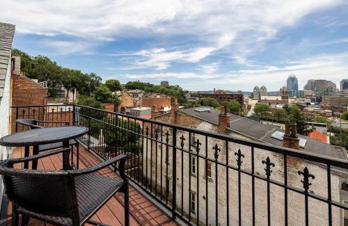 Pendleton House | Lux 4BR Townhome - City Views - Free Parking