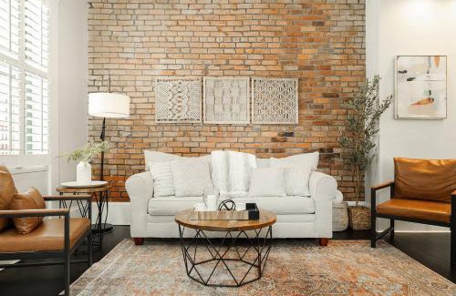 Pendleton House | Lux 4BR Townhome - City Views - Free Parking