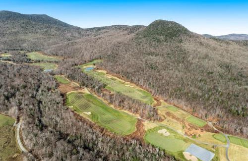North Troy House | Lux 5BR 4BA SV125 SKI In Out, 18-hole Championship Golf Course, Water Park, pet friendly