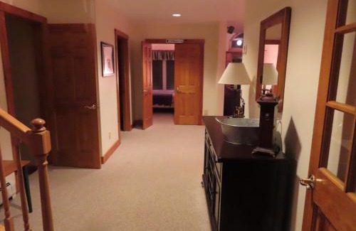 North Troy House | Lux 5BR 4BA SV125 SKI In Out, 18-hole Championship Golf Course, Water Park, pet friendly