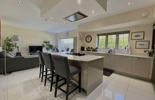 Peterborough House | Lux 6 Bed Peterborough Serviced Accommodation | Solari Living