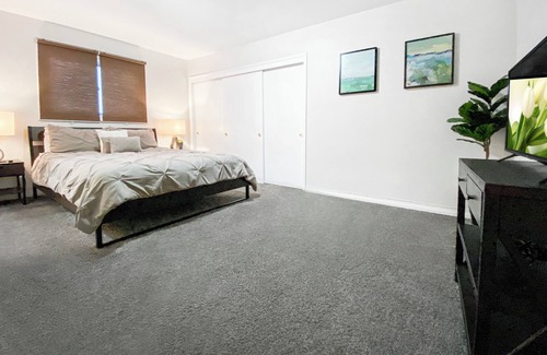 Winchester Bed & Breakfast | LUX 7-bedrooms 4-bathrooms with AC, Pool, Jacuzzi, 5 mins to Las Vegas Strip