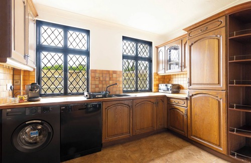 Wraysbury House | Lux 8Br Thamesfront Villa w/Yacht & Sauna