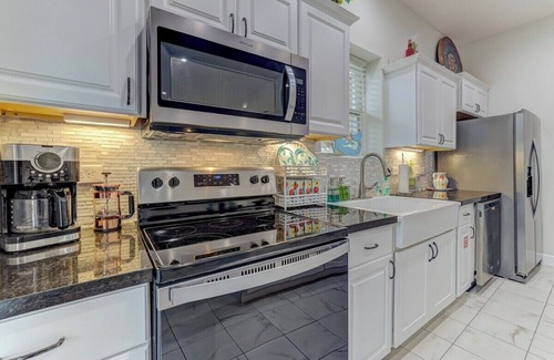 Crescent Beach Apartment | LUX Beach Studio|3-min to Beach